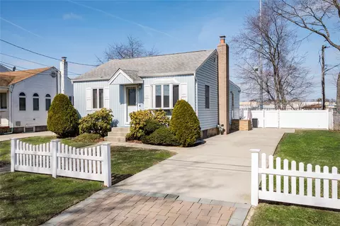 1 Glenda Dr, West Babylon, NY 11704
