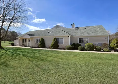 286 Ranch Cir, Manorville, NY 11949