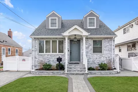137 Arlington St, North Hempstead, NY 11501