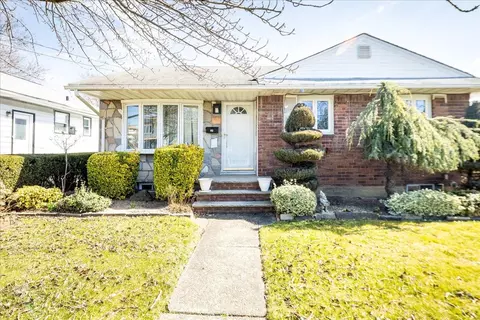 37 Miller Rd, Hicksville, NY 11801