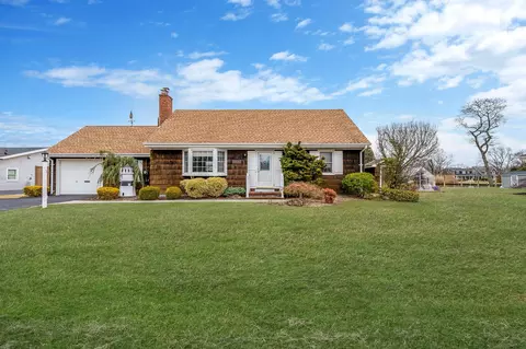 97 West Ln, Sayville, NY 11782