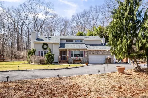 3 Big Pine Rd, Ridge, NY 11961