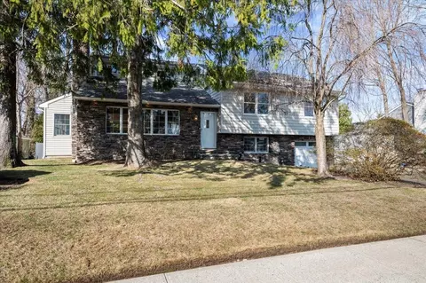 16 Hemlock Dr, Syosset, NY 11791