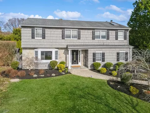 7 Palmer Dr, Sayville, NY 11782