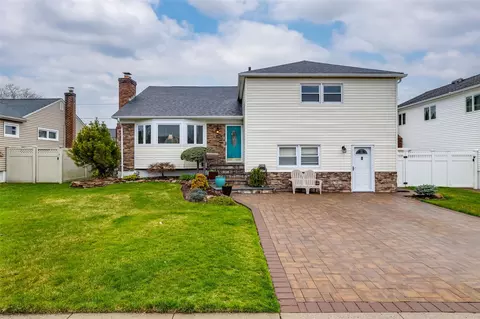 196 Daniel Rd N, Massapequa, NY 11758