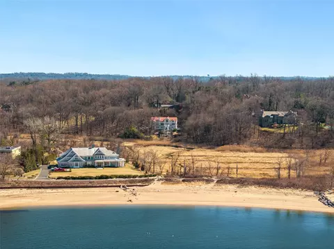 15 Hoffstot Ln, North Hempstead, NY 11050
