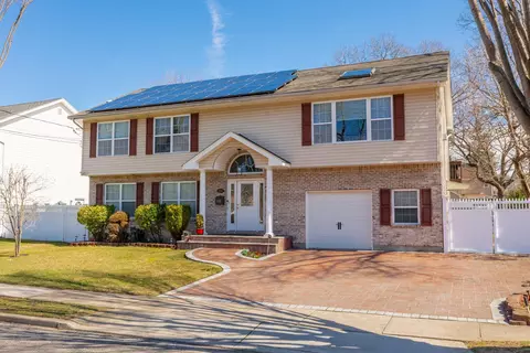 252 Grand Ave, Lindenhurst, NY 11757