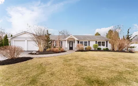 86 Chelsea Dr, Mount Sinai, NY 11766