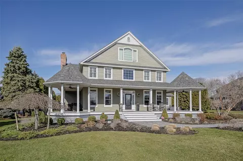 37 Hampton Dr, Center Moriches, NY 11934