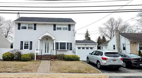 28 Leibrock Ave, Lindenhurst, NY 11757