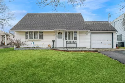 2337 Westley Rd, Westbury, NY 11590