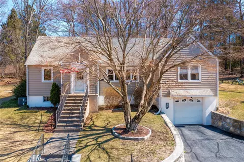 11 Maple Way, Mahopac, NY 10541