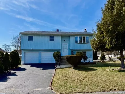 40 Church St, Central Islip, NY 11722