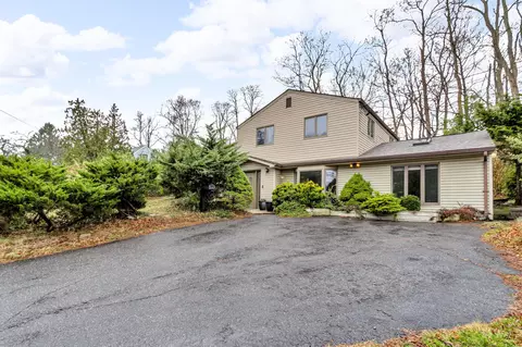 2 Homestead Ln, Clarkstown, NY 10956