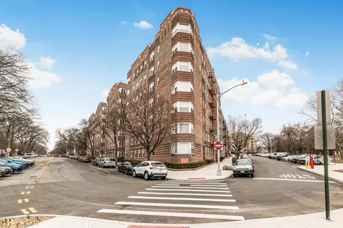 601 Pelham Pkwy N #415, New York, NY 10467