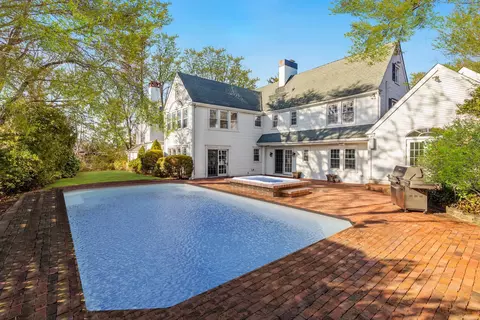 20 Ridge Dr W, North Hempstead, NY 11021