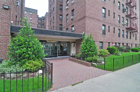 83-35 139 St #5D, Briarwood, NY 11435