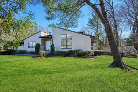 14 Augusta Ln, North Hempstead, NY 11030