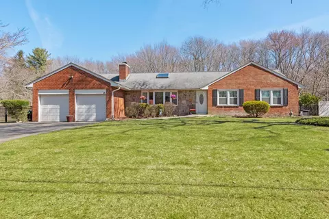 43 Harrison Ave, Hauppauge, NY 11788