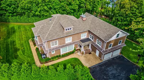 5 North Dr, North Hempstead, NY 11030