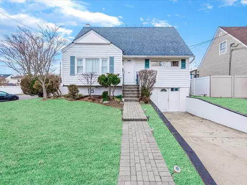 98 Saint Marks Ave, Freeport, NY 11520