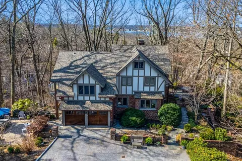 10 Woodland Pl, North Hempstead, NY 11050