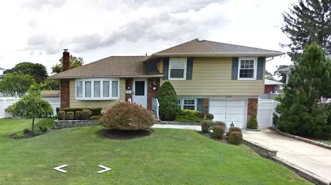 7 Melody Dr, Farmingdale, NY 11735
