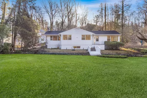 2 Lorraine Pl, Scarsdale, NY 10583