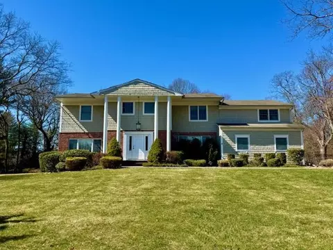 19 Elizabeth Dr, Syosset, NY 11791