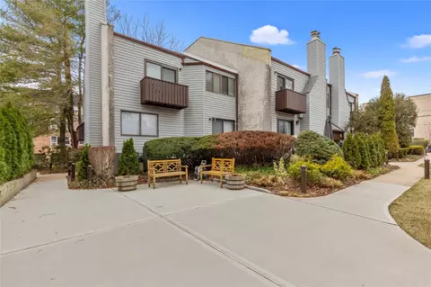 10 Wooleys Ln #B-1, North Hempstead, NY 11023