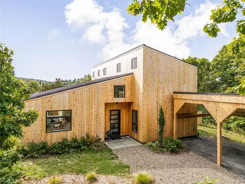 998 Willow Brook Rd, Clinton Corners, NY 12514