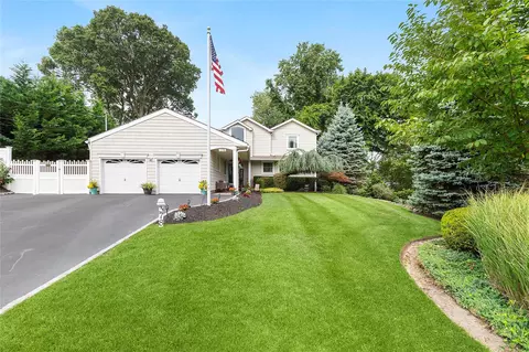 378 Ridgefield Rd, Hauppauge, NY 11788