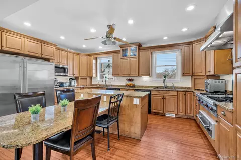 27 Overlook Rd, White Plains, NY 10605