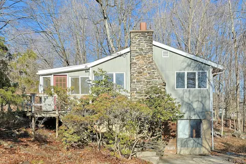 35 Mountain Trl, Cortlandt, NY 10520