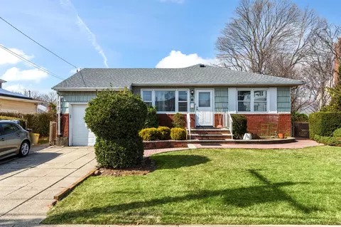 34 W Walnut St, Farmingdale, NY 11735