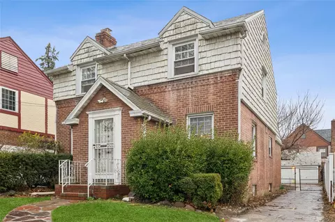 8519 Radnor St, Jamaica, NY 11432