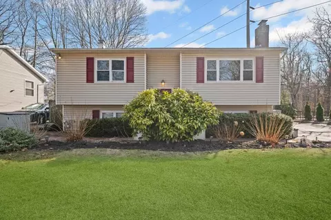 8 Croley St, Huntington, NY 11743