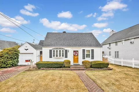 40 Walnut Ave E, Farmingdale, NY 11735
