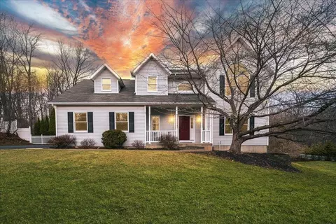 4 Little Brook Ln, Clarkstown, NY 10956