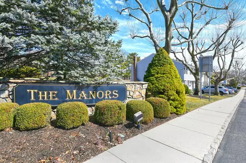 24 Manors Dr, Jericho, NY 11753