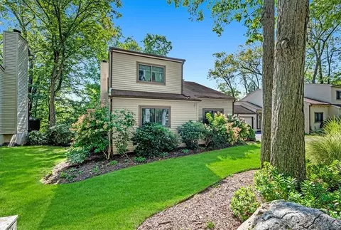 4 Linden Dr, Highland Mills, NY 10930