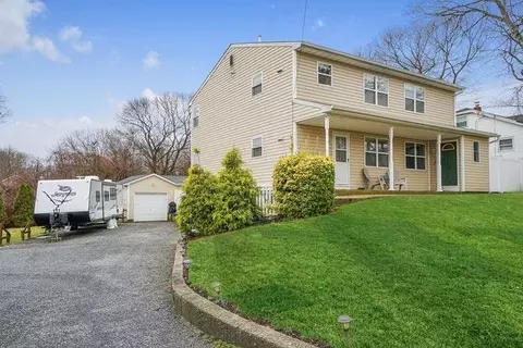 46 Wyanet St, Selden, NY 11784