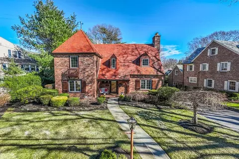 132 Revere Rd, North Hempstead, NY 11030