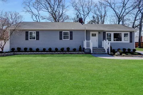 26 W Cedar St, Islip, NY 11751