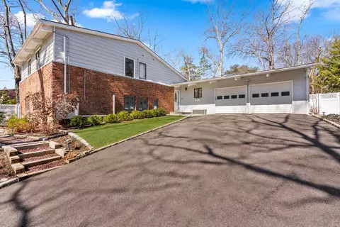 26 Highwood Rd, East Norwich, NY 11732