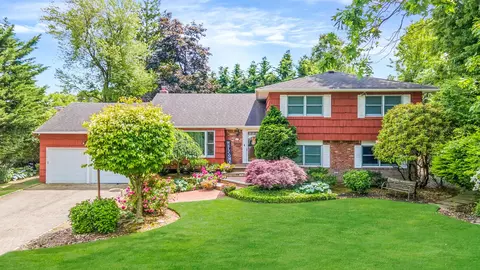 17 Pound Ridge Rd, Plainview, NY 11803