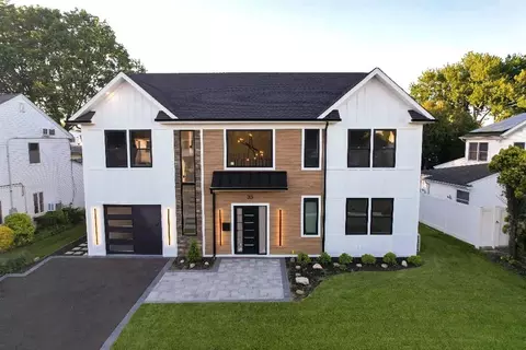 33 Page Ln, Westbury, NY 11590