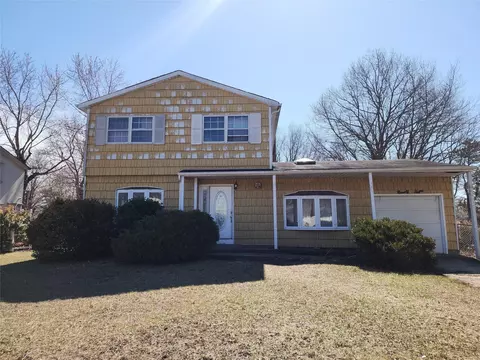 98 Peach St, Brentwood, NY 11717