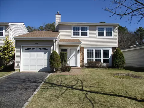 229 Fairfield Dr E #229, Holbrook, NY 11741