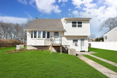 624 Peter Paul Dr, West Islip, NY 11795